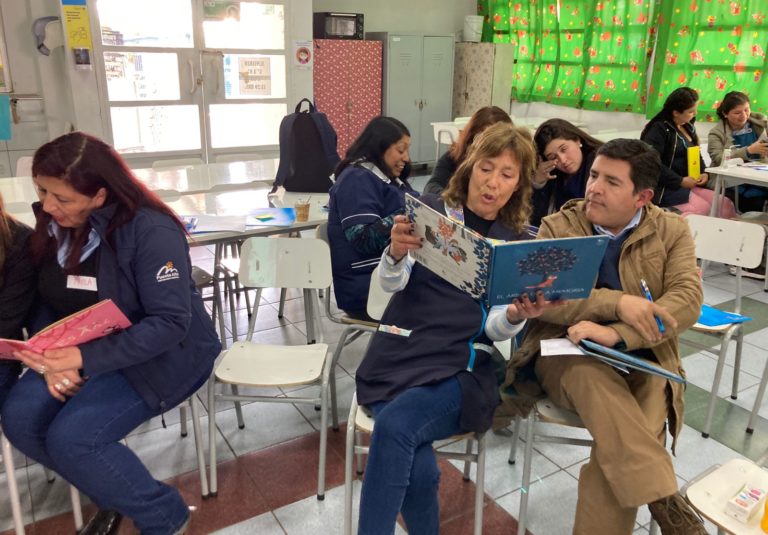 Apoderados y agentes educativos de las escuelas de Puente Alto con Programa Aprender en Familia participaron de un entretenido taller de Cuentacuentos